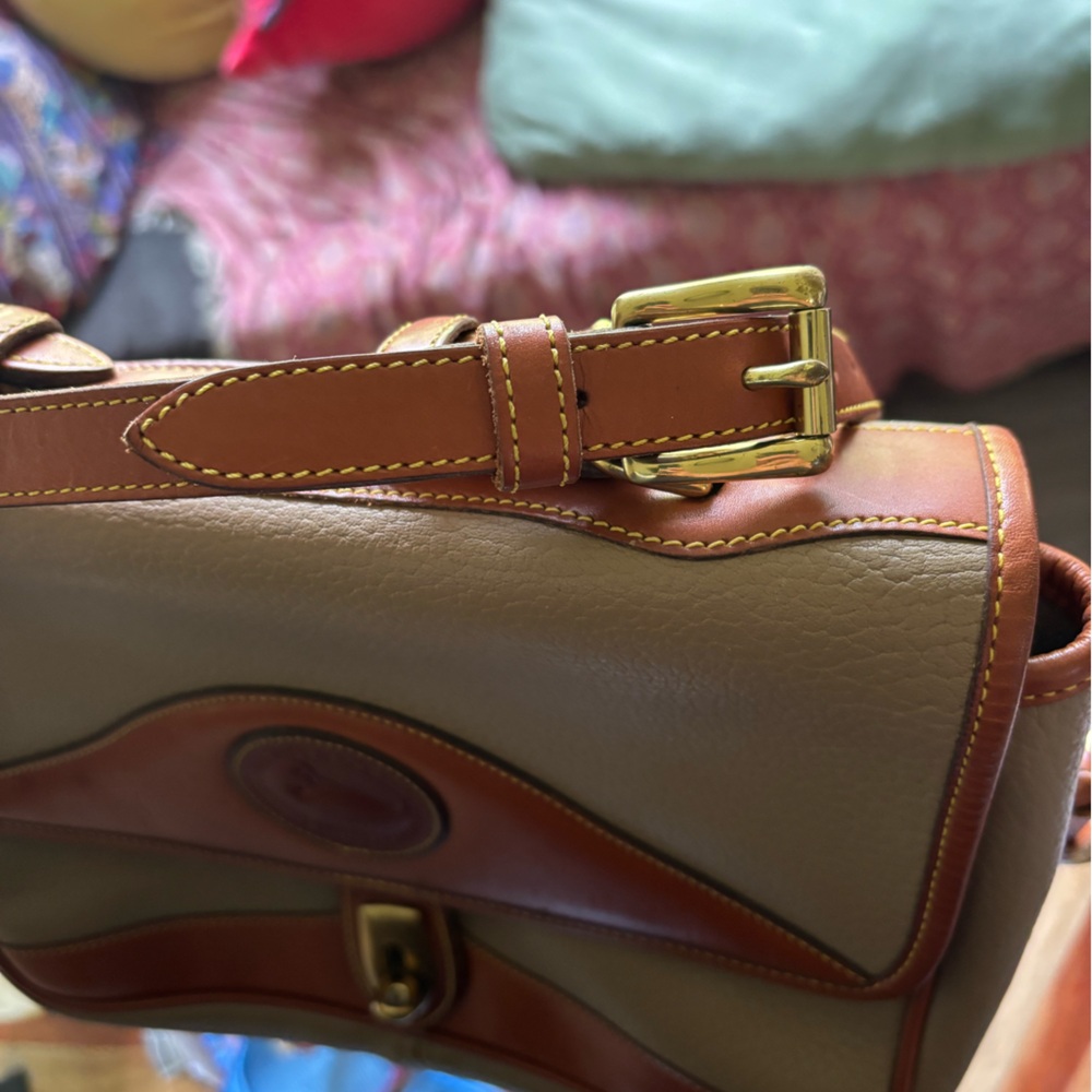 Vintage Leather Cream and Tan Dooney & Bourke Crossbody Bag - Picture 2 of 16